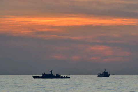 4月10日，菲律宾海军展示的照片显示，两艘中国海监船在黄岩岛海域游弋。 CFP
