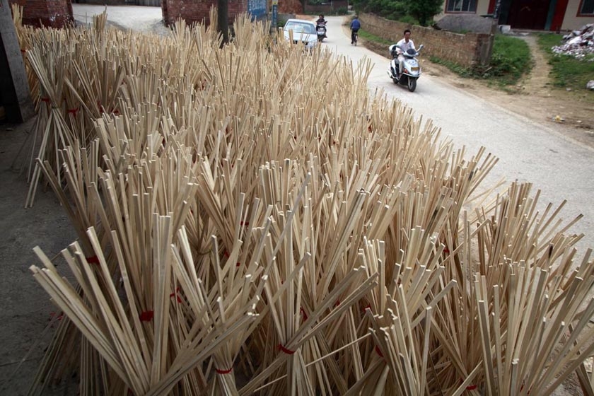 4月12日，竹筷生产企业用来制造竹筷的原材料。 张存立/CFP_广西全程曝光一次性竹筷加工黑幕
