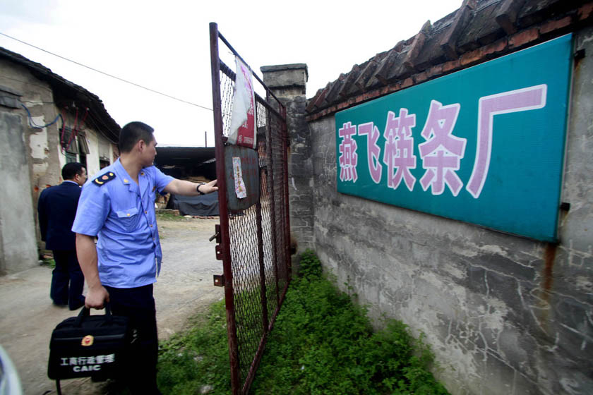 4月12日，广西柳州执法人员进入一家竹筷生产企业检查。 张存立/CFP_广西全程曝光一次性竹筷加工黑幕
