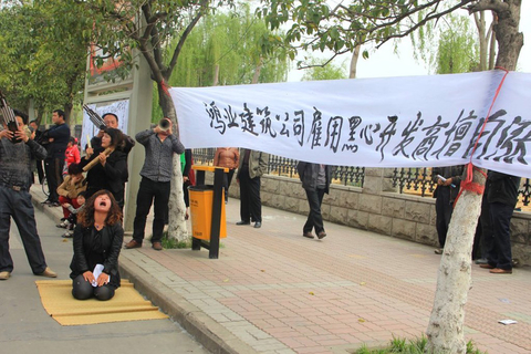 4月14日，河南许昌，专业哭丧队演员正在嚎啕大哭。 魏人/东方IC