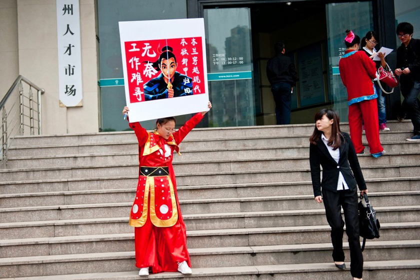 4月15日，杭州人才市场，女大学生扮成花木兰参加招聘会。 李震宇/东方IC _女大学生扮成花木兰呼吁招聘性别平等