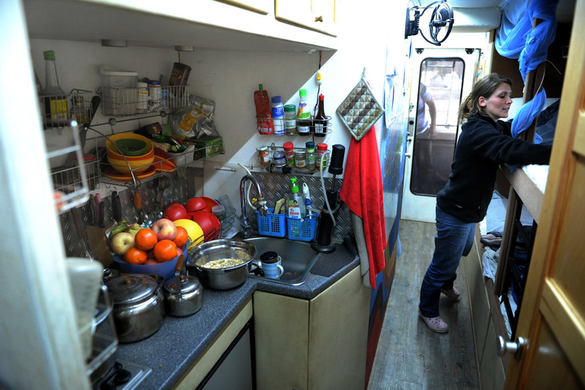 4月17日，伊莎贝尔在整理孩子们的床铺，他们的厨房内食品、蔬菜丰富。 张万德/CFP_法国夫妇一家六口自驾房车到新疆