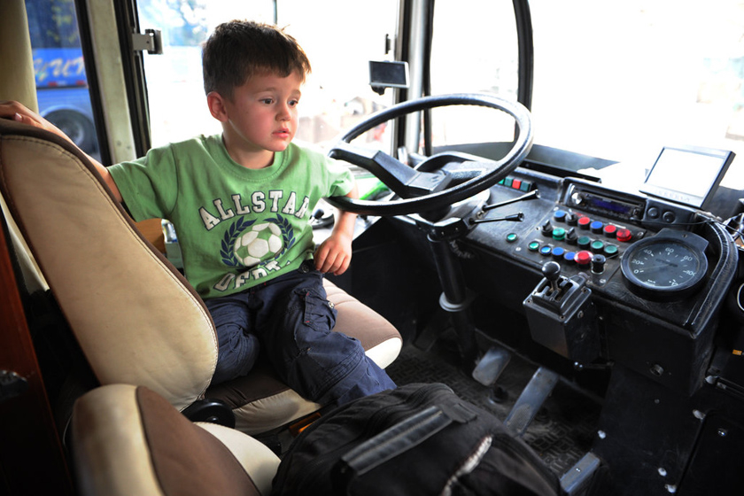 4月17日，伊莎贝尔的孩子坐在驾驶位置上玩耍。 张万德/CFP_法国夫妇一家六口自驾房车到新疆