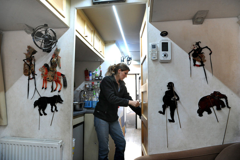 4月17日，房车内布置简洁、漂亮。 张万德/CFP_法国夫妇一家六口自驾房车到新疆