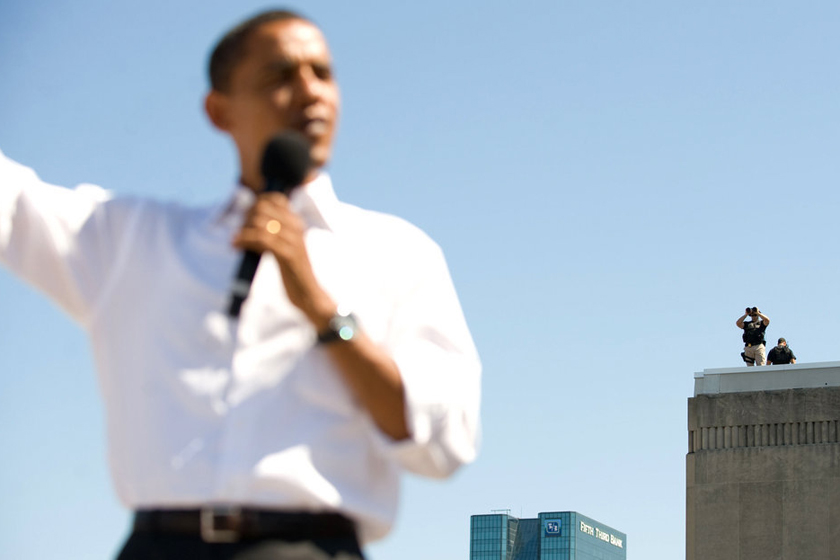 2008年8月31日，美国俄亥俄州托雷多，时任美国总统候选人的奥巴马为竞选做宣传，特工在附近的屋顶观察。 SAUL LOEB/东方IC_走近奥巴马身旁特工
