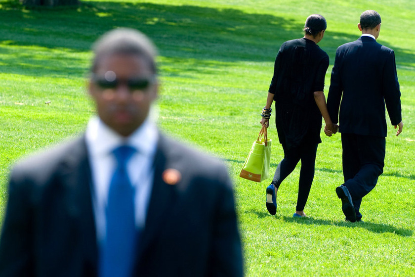 2010年4月23日，华盛顿，美国总统奥巴马夫妇向“空军一号”走去，特工在一旁守护。 SAUL LOEB/东方IC_走近奥巴马身旁特工
