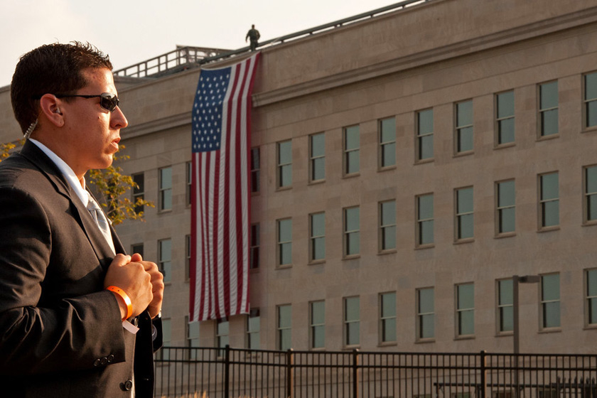 2011年9月11日，华盛顿，一名特工在奥巴马即将发表“9·11”事件纪念讲话的地区执勤。 PAUL J RICHARDS/东方IC_走近奥巴马身旁特工