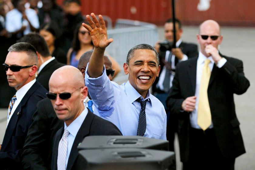 2012年4月13日，美国佛罗里达州坦帕，奥巴马在特工的保护下向民众招手致意。 JOE RAEDLE/东方IC_走近奥巴马身旁特工