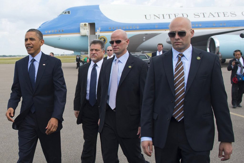 2012年4月13日，美国佛罗里达州坦帕，奥巴马乘坐“空军一号”抵达机场，特工随行。 SAUL LOEB/东方IC_走近奥巴马身旁特工