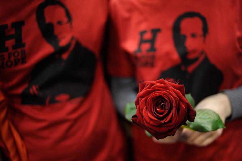 4月17日，法国里尔，总统候选人奥朗德召开竞选集会，他的一位支持者手拿玫瑰花。  CFP_财新每周图片(2012.4.14-4.20) 