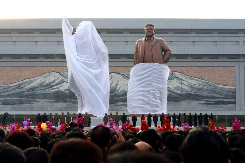 4月13日，平壤，朝鲜举行金正日和金日成铜像揭幕仪式。  PEDRO UGARTE/东方IC _财新每周图片(2012.4.14-4.20) 