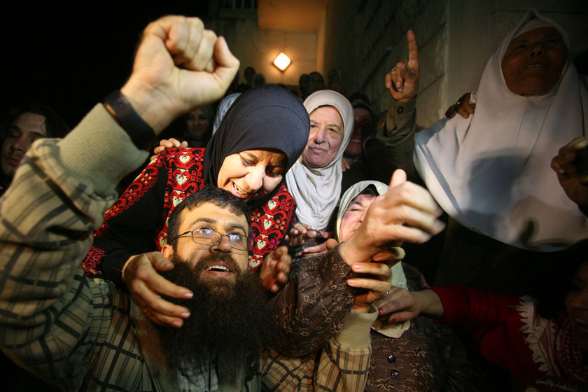 4月18日，约旦河西岸杰宁，巴勒斯坦人欢迎哈德尔·阿德南回家。为抗议以色列的拘捕，曾经绝食66天的巴勒斯坦人哈德尔·阿德南17日终于获释，回到他位于约旦河西岸杰宁的家中。  SAIF DAHLAH/东方IC _财新每周图片(2012.4.14-4.20) 