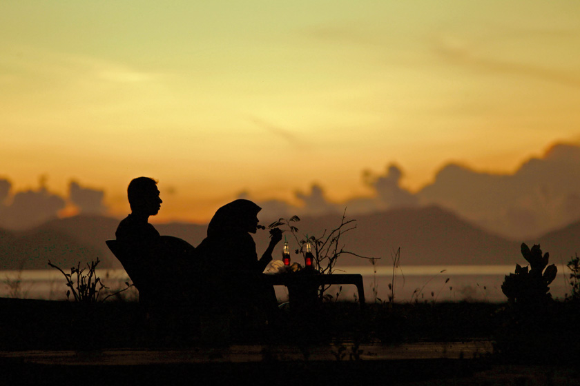 4月12日，印度尼西亚班达亚齐，地震过后一位夫妇在海边看日落。4月11日下午，印尼苏门答腊岛西北部海域发生里氏8.6级强烈地震，造成了印尼亚齐省5人死亡。 Beawiharta Beawiharta/REUTERS_财新每周图片(2012.4.14-4.20) 