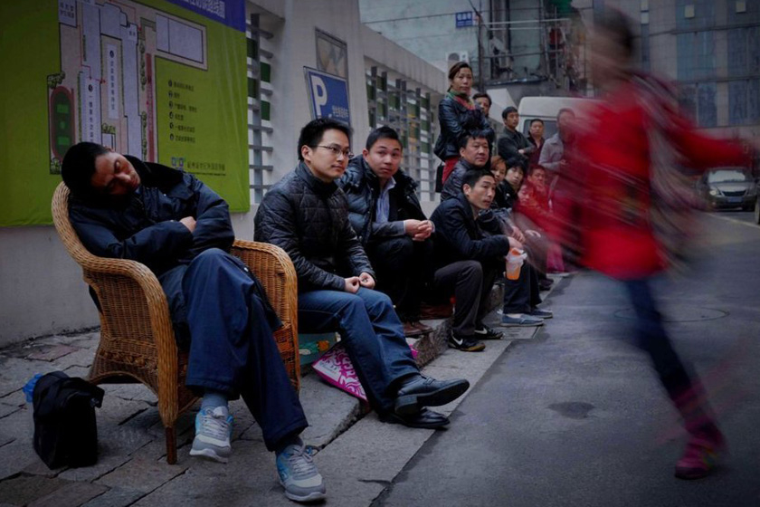 4月14日清晨5点多，杭州新世纪外国语学校门口，家长排队给孩子报名。保安说，最早的家长凌晨3点就到了。浙报集团/东方IC_财新每周图片(2012.4.14-4.20) 