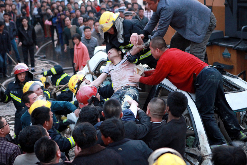 4月15日，河北唐山，近百名围观市民和公安干警、消防官兵齐心救援被困越野车司机。 陈虫儿/CFP_财新每周图片(2012.4.14-4.20) 