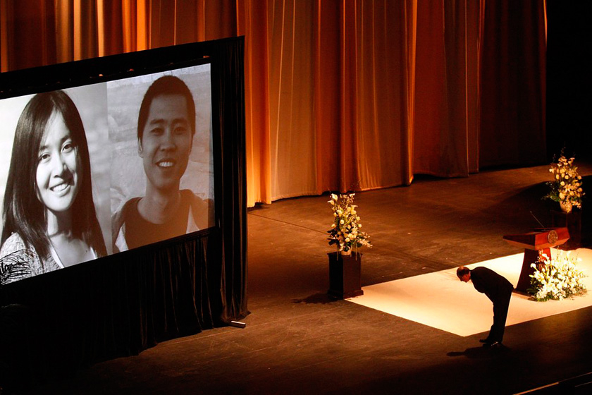 4月18日，美国洛杉矶，南加州大学为日前遇害的两名中国留学生举行追悼会，校长马克斯·尼克斯向遇害者吴颖和瞿铭的遗像鞠躬。  CFP_财新每周图片(2012.4.14-4.20) 