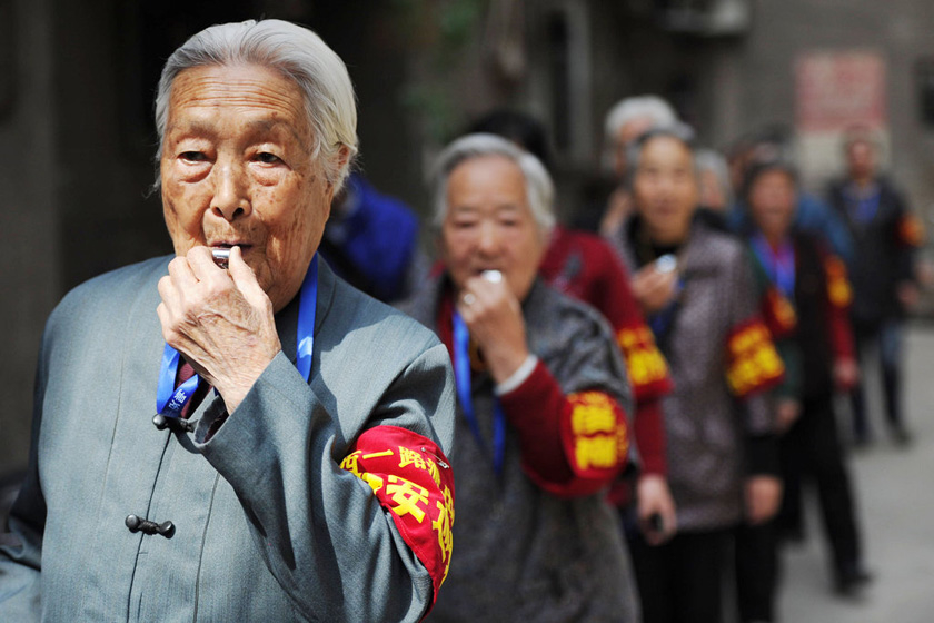 4月16日，西安市夕阳红社区“夕阳红义务巡逻（吹哨）队”北长巷小分队，列队在小区里吹哨子巡逻。  华商报于卓/CFP_财新每周图片(2012.4.14-4.20) 