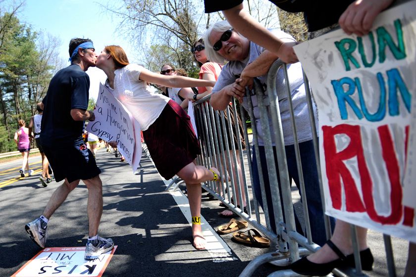 4月16日，美国波士顿马拉松赛期间，卫斯理学院大二学生Mayrah Udvardi送给参赛者一个吻。 Gretchen Ertl/REUTERS_财新每周图片(2012.4.14-4.20) 