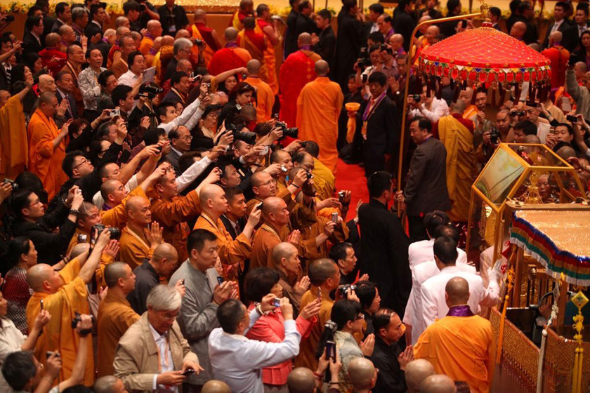 4月25日下午，香港佛教界庆祝佛诞恭请佛陀顶骨舍利莅港供奉瞻礼祈福大会在红磡体育馆举行。  思琳/东方IC _世界现存唯一佛顶骨舍利赴港澳供奉