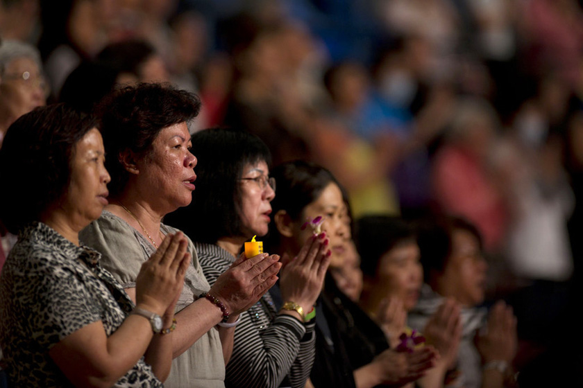 4月25日下午，香港佛教界庆祝佛诞恭请佛陀顶骨舍利莅港供奉瞻礼祈福大会在红磡体育馆举行。  东方IC_世界现存唯一佛顶骨舍利赴港澳供奉