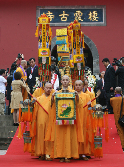 4月25日，中国三大佛教圣物佛顶骨舍利赴港澳启程法会在南京栖霞寺举行。  徐琦/CFP_世界现存唯一佛顶骨舍利赴港澳供奉