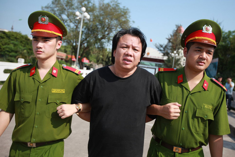 广东一男子欠债潜逃越南被捕归案