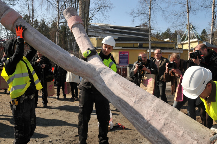 4月25日，芬兰坦佩雷，工人在安装“愤怒的小鸟”游戏的道具——弹弓。 赵长春/新华社_芬兰建成世界首个“愤怒的小鸟”主题公园