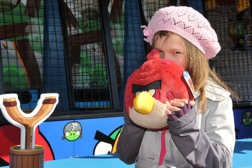 4月25日，芬兰坦佩雷，一名小女孩在“愤怒的小鸟”主题公园内参观。 赵长春/新华社_芬兰建成世界首个“愤怒的小鸟”主题公园