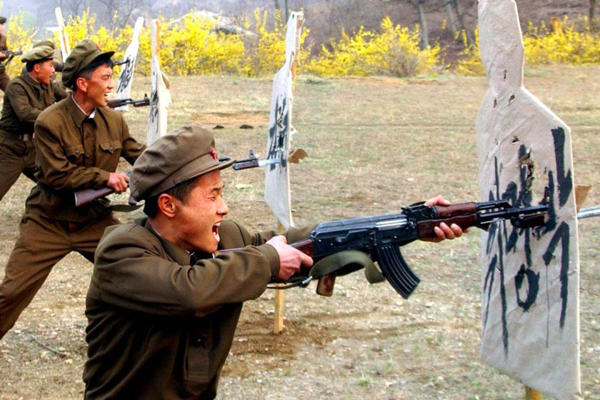 朝中社于2012年4月23日公布的照片显示，朝鲜士兵在训练中用刺刀狂刺写有“李明博是卑鄙小人”的靶子。 东方IC_财新每周图片(2012.4.21-4.27) 