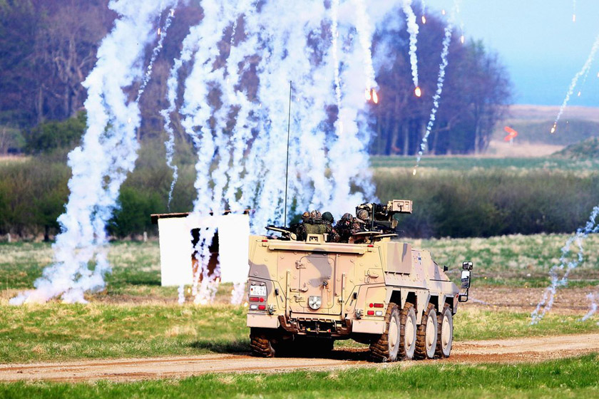 2012年4月25日，德国普特罗斯，联邦德国国防部队在为期5天的“军事交流2012”活动中，向来自欧洲安全与合作组织展示一系列武器装备与军事能力。 Joern Pollex/Getty Images/CFP_财新每周图片(2012.4.21-4.27) 