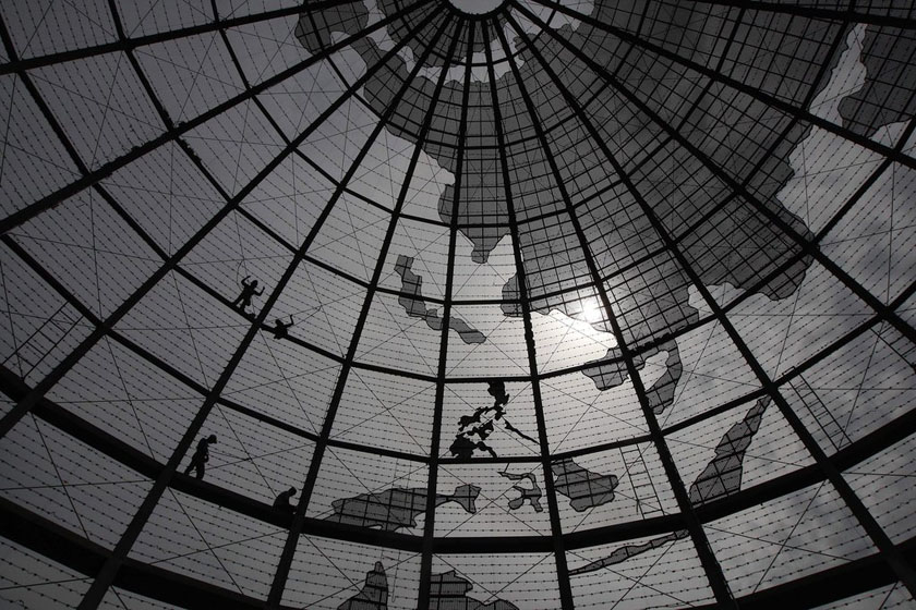 2012年4月22日，菲律宾马尼拉，一家商场前挺立着一个大型的金属“地球”。每年的4月22日是世界地球日。 CFP_财新每周图片(2012.4.21-4.27) 