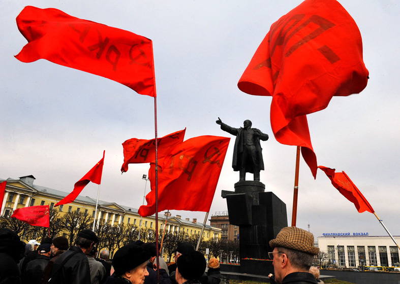 2012年4月22日，俄罗斯圣彼得堡，共产党支持者庆祝列宁诞辰142周年。 OLGA MALTSEVA/东方IC_财新每周图片(2012.4.21-4.27) 