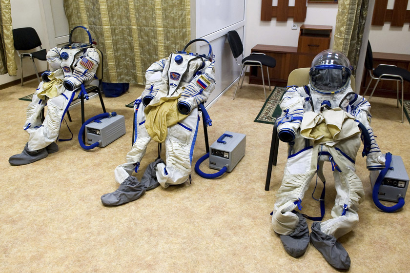 2012年4月24日，俄罗斯莫斯科星城，航天员们的航空服。星城承担了航天员训练与航天器发射任务。 REUTERS/Sergei Remezov_财新每周图片(2012.4.21-4.27) 