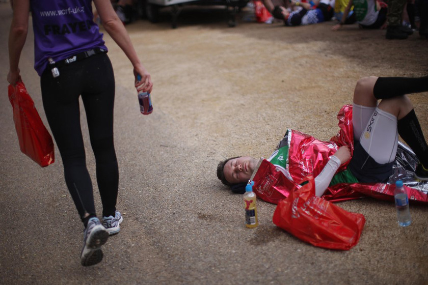 2012年4月22日，伦敦，2012维京伦敦马拉松赛的一名参赛者在完成比赛后躺在地上休息。 Dan Kitwood/Getty Images/CFP_财新每周图片(2012.4.21-4.27) 
