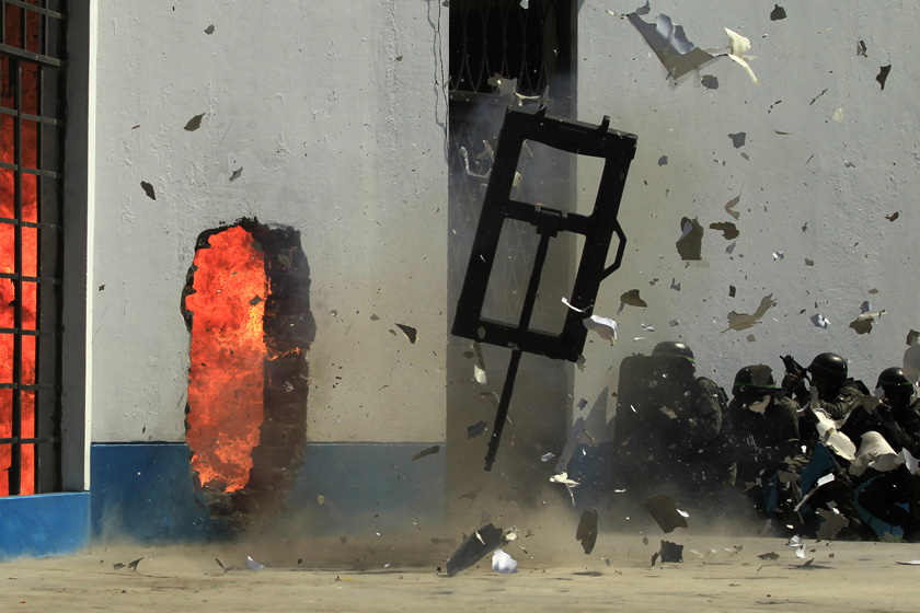 2012年4月21日，秘鲁利马，军队士兵重现1997年“查文·德·万塔尔”行动的壮举。1997年4月22日，秘鲁军队在时任总统藤森的亲自指挥下，突袭日本驻秘鲁大使馆解救了72名日本人质。 REUTERS/Pilar Olivares_财新每周图片(2012.4.21-4.27) 