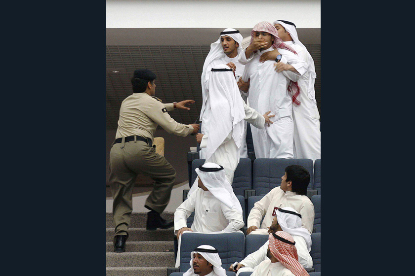 2012年4月24日，科威特，一名男子在议会上向议员爆粗口，遭捂嘴制止后被保安带走。 YASSER AL-ZAYYAT/东方IC_财新每周图片(2012.4.21-4.27) 