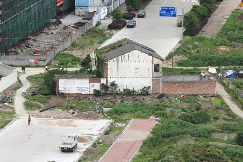 钉子户阻断马路 装摄像头防拆迁队