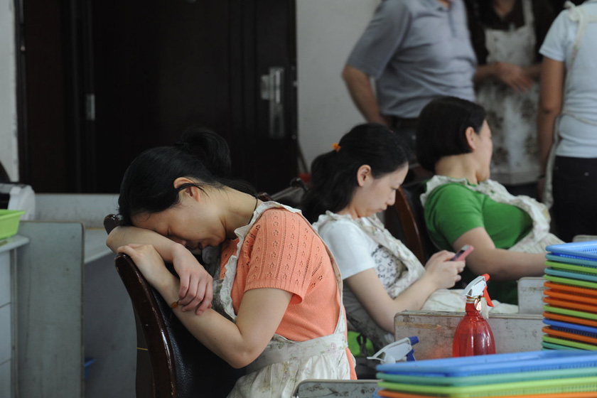 4月30日，重庆电车公司，点钞员利用中午的时间抓紧休息。 渝友/CFP_揭秘重庆点钞女工生活