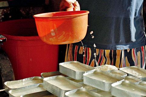 2010年7月21日，上杭县一家快餐店老板正在用泉水做饭。汀江遭遇紫金矿业污染，居民宁愿买街上2元钱一桶的“山泉水”，也不愿用自来水。CFP