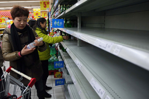 2012年2月8日，江苏省镇江市一家大型超市，人们将刚刚运抵的纯净水抢购一空。2月7日下午，镇江市政府应急办通告称，初步查明，苯酚污染水源水是当地自来水异味事件的主要原因。CFP