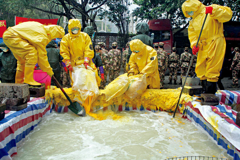 2012年1月30日上午，广西柳州，身穿防化服的消防人员在向糯米滩水电站的水池中投放喷雾型聚氯化铝。此前1月15日，广西河池宜州市境内的龙江河发生镉浓度超标事件，后污染进入下游柳江，一度危胁柳州市民的饮用水源。张存立/CFP
