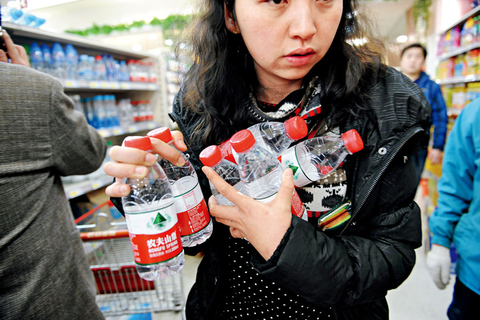 2012年3月1日，湖北武汉，市民在超市抢购纯净水。多名市民称家中自来水有异味，水务集团解释称白沙洲水厂上游水源出现状况。黎夕/CFP