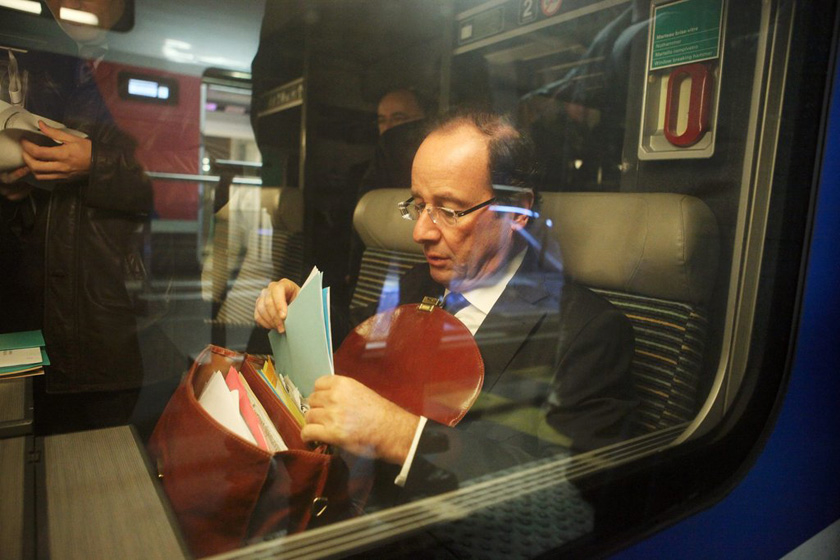 拍摄日期不祥，奥朗德在里昂的列车上。 Rancois Lafite/CFP_法国新任总统奥朗德