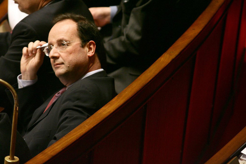 弗朗索瓦·奥朗德（Francois Hollande），1954年出生于法国鲁昂。奥朗德从政经验丰富，1997年至2008年担任社会党第一书记长达11年。2011年10月16日，奥朗德赢得党内初选，成为法国社会党2012年总统大选候选人。2012年5月6日，奥朗德正式当选法国新一任总统，成为第五共和国第二位社会党籍总统。