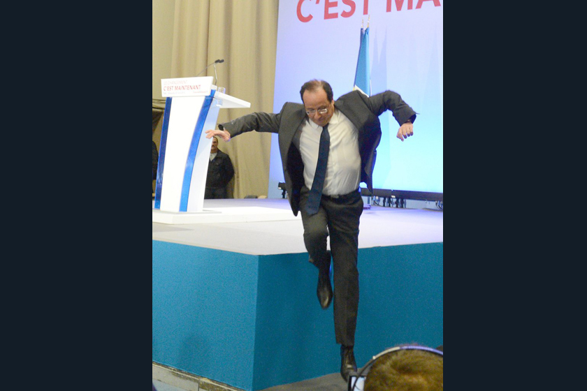 2012年4月22日，奥朗德在法国图勒发表讲话时从台上跳下。 CFP_法国新任总统奥朗德