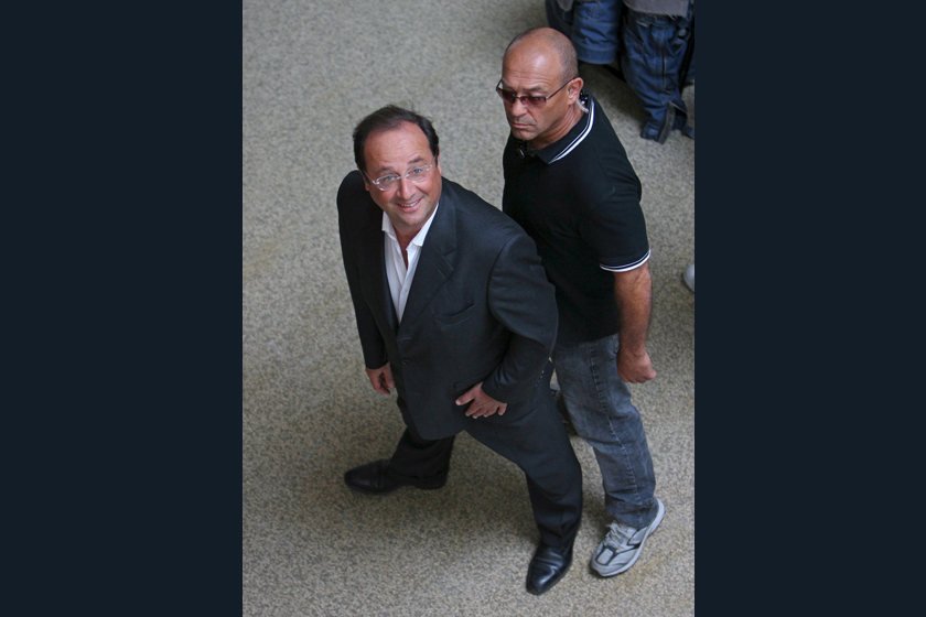 2007年9月1日，奥朗德和随身保镖在摄影师的镜头前拍照。 CFP_法国新任总统奥朗德