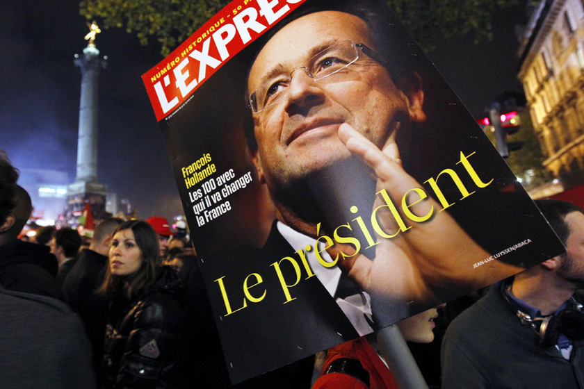 2012年5月6日，支持者庆祝奥朗德获胜，人们手举印有奥朗德肖像的法国杂志。 THOMAS SAMSON/东方IC _法国新任总统奥朗德