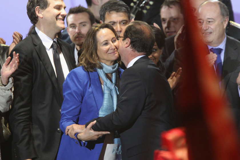 当地时间2012年5月6日，法国巴黎，赛格琳·罗亚尔向奥朗德表示祝贺。罗亚尔是奥朗德共同生活25年的伴侣（两人同居并未结婚），他俩生育了4个孩子。罗亚尔曾于2007年被法国社会党推选为总统候选人，但最终在第二轮选举中输给了萨科齐。  CFP CFP_法国新任总统奥朗德