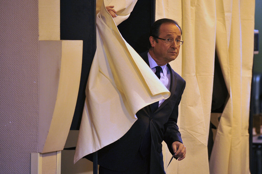 2012年4月22日，奥朗德现身总统选举投票。 CFP_法国新任总统奥朗德