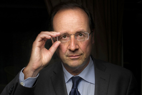 2012年1月3日，奥朗德在巴黎拍摄形象宣传照。 FRED DUFOUR/东方IC